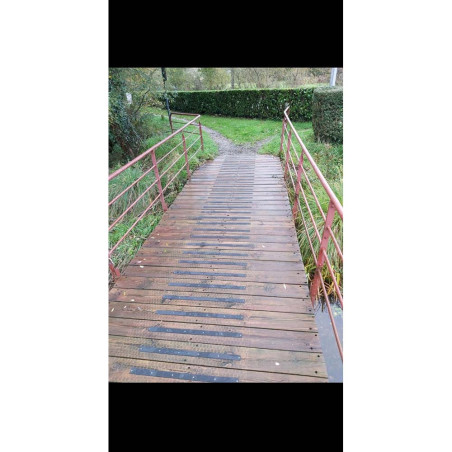 Mise en situation des plaques antidérapantes sur un pont en bois