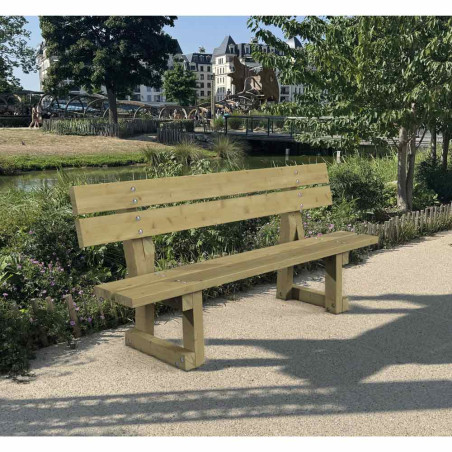 Banc en bois dans un jardin