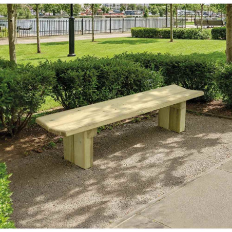 Banquette en bois traditionnel dans un parc