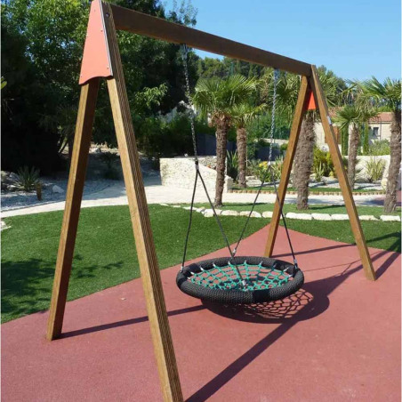 balançoire avec nacelle suspendue dans un parc
