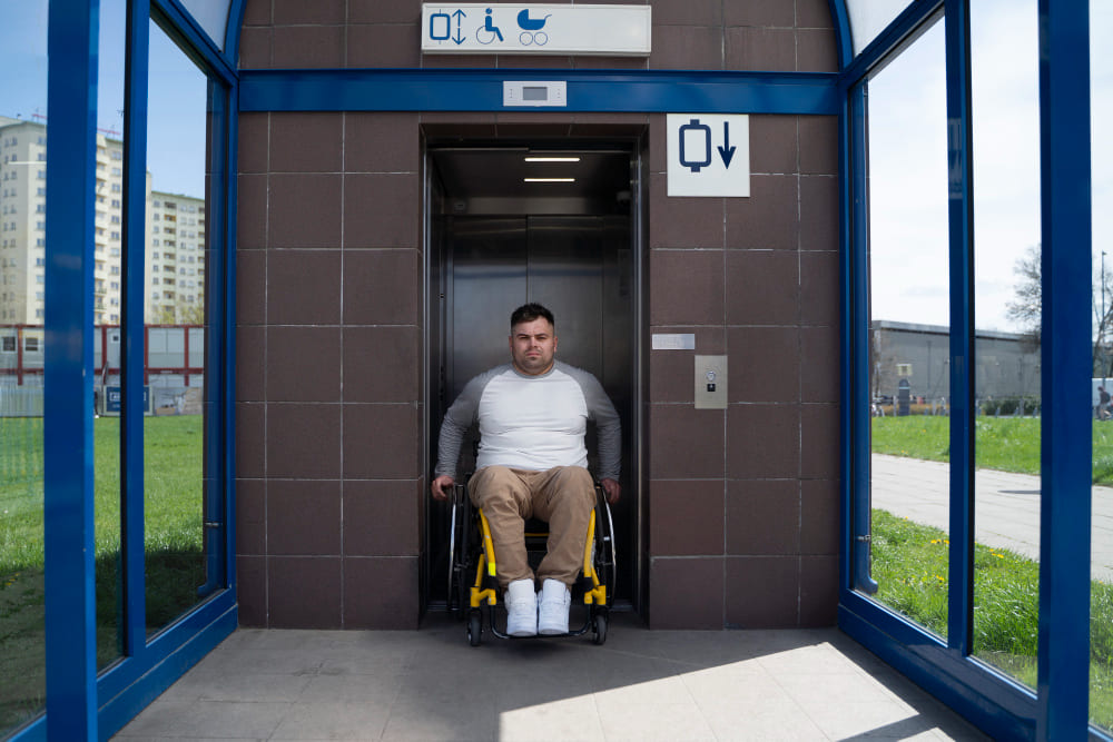 accès ascenceur handicapé 